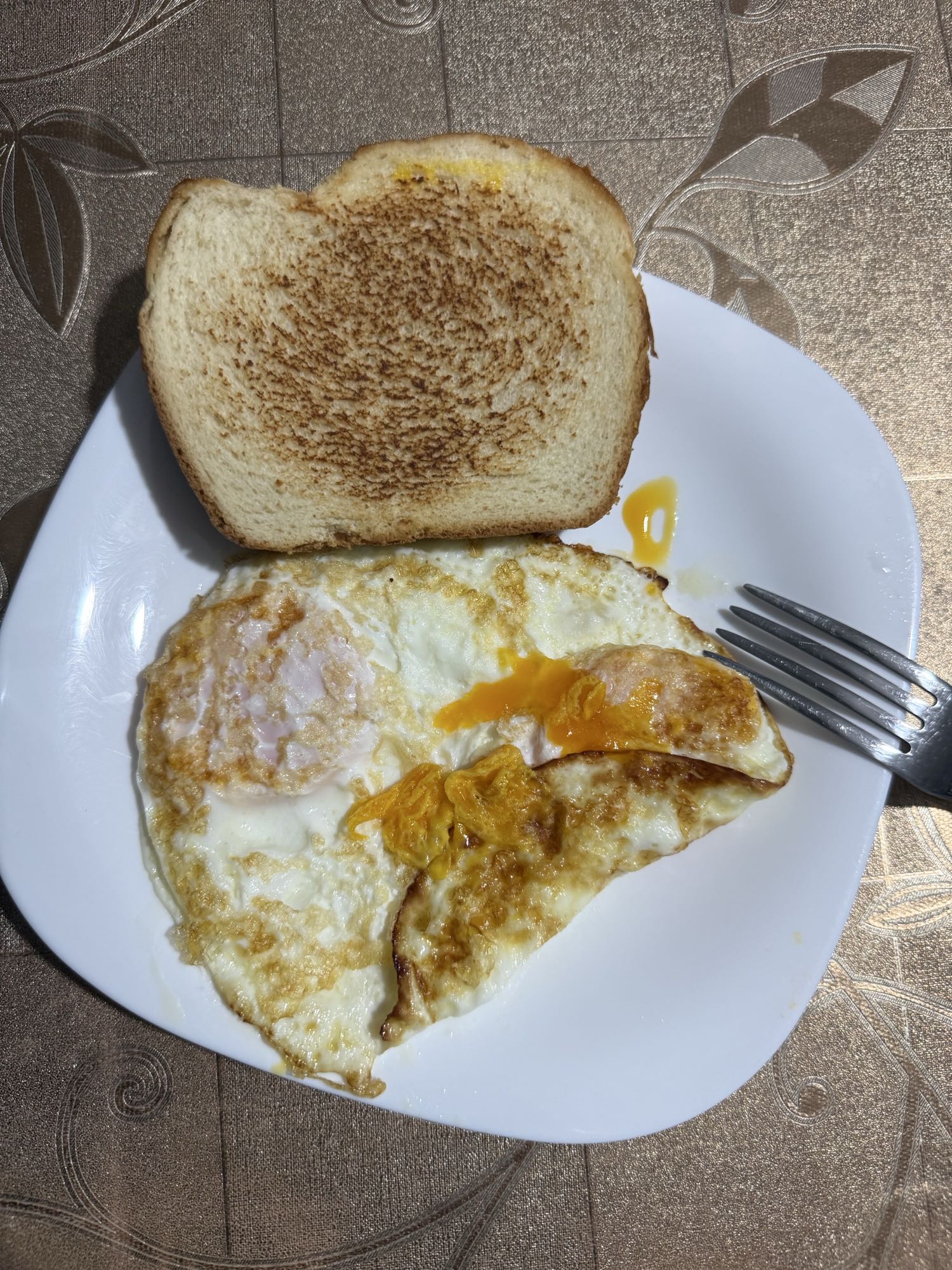 ovos fritos com torrada