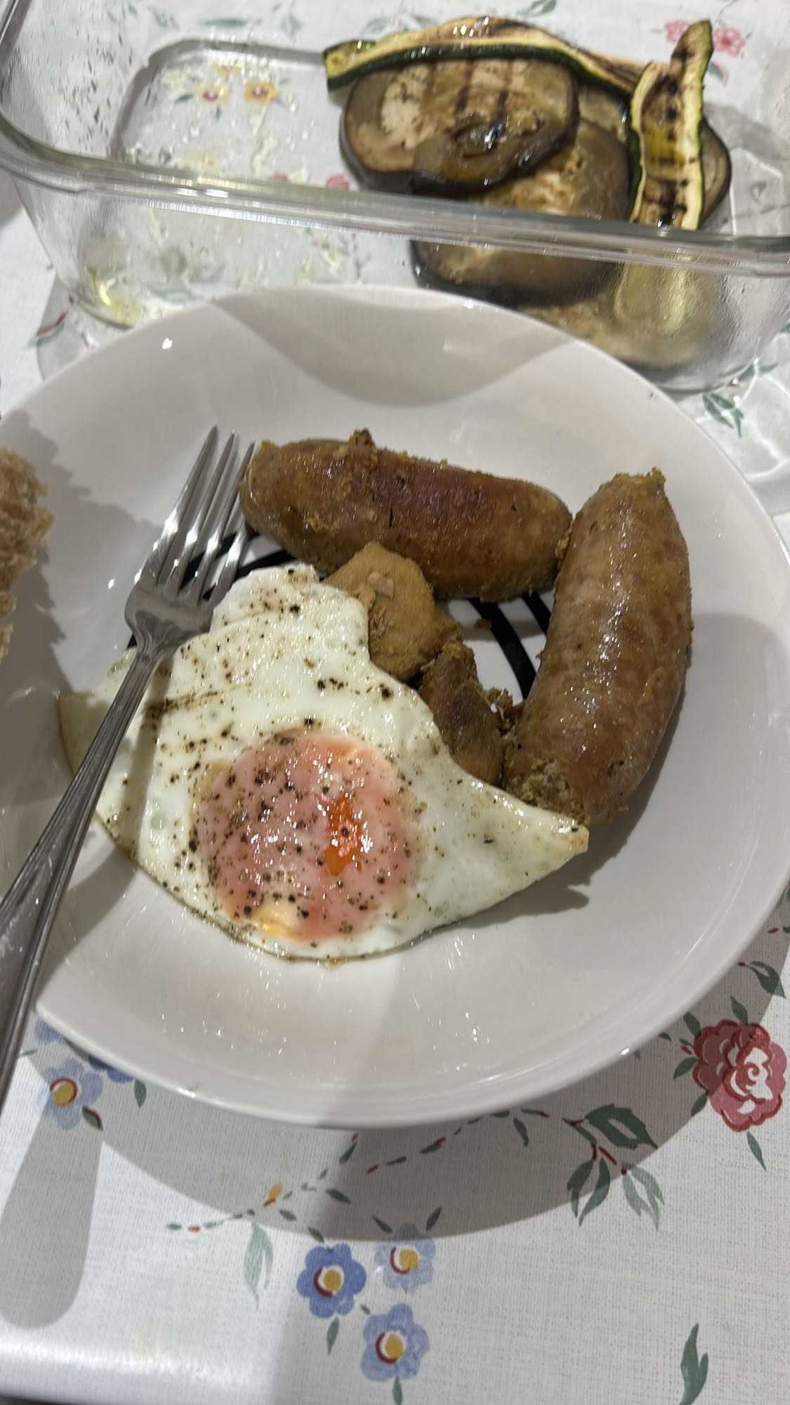 Salsiccia uovo e verdure