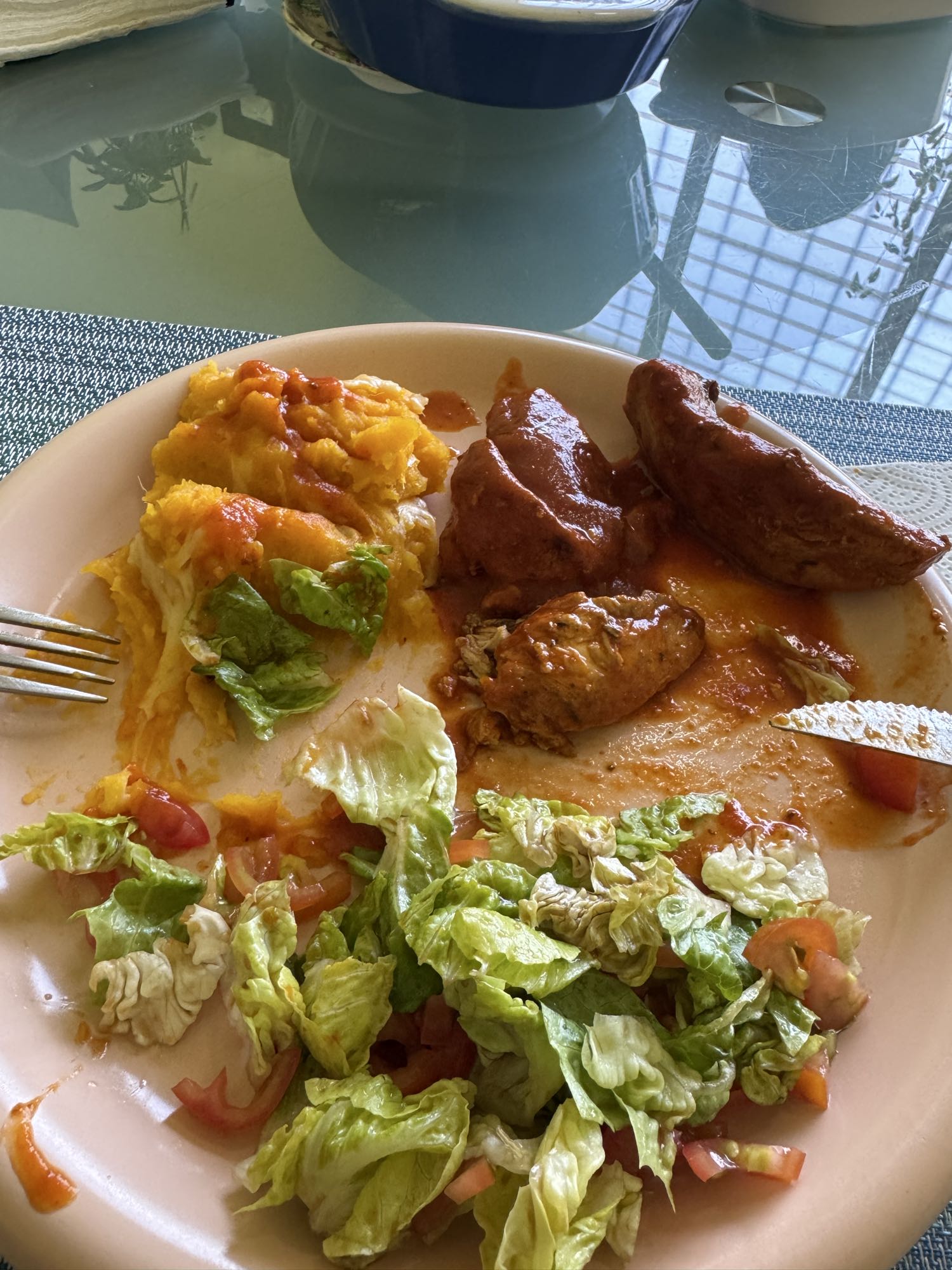 pollo con puré y ensalada