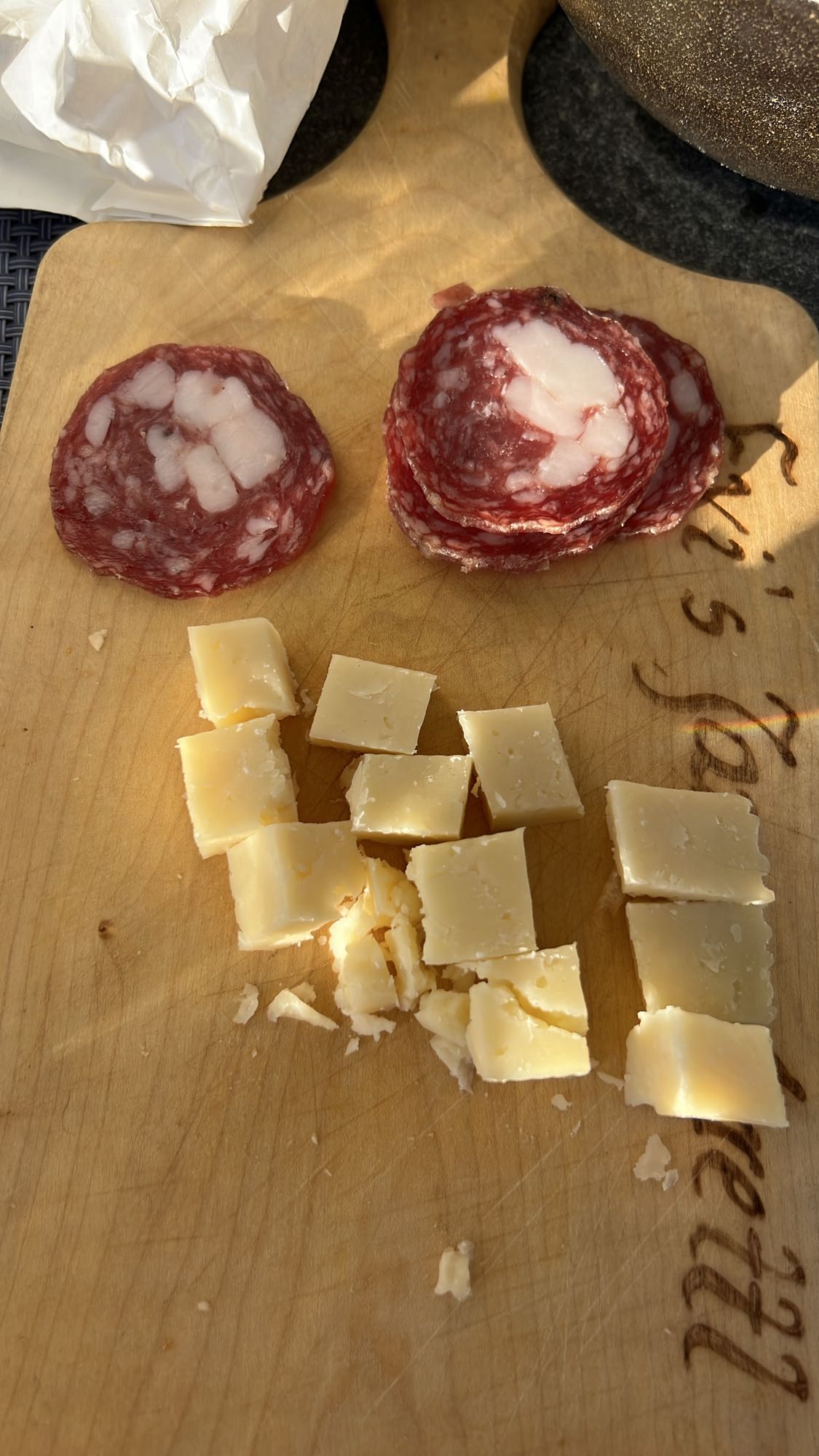 Salami mit Hartkäse