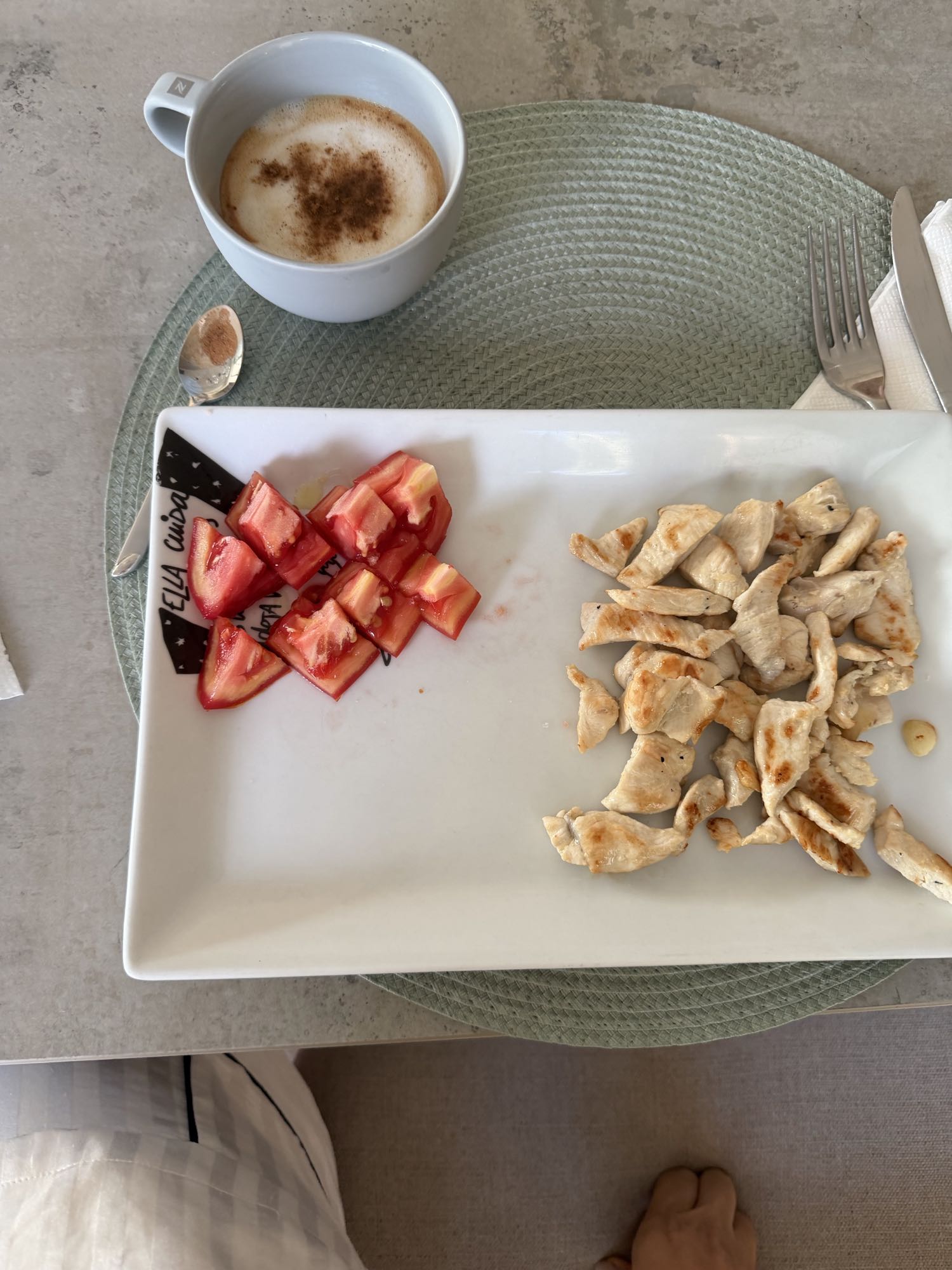 pollo con tomate y café