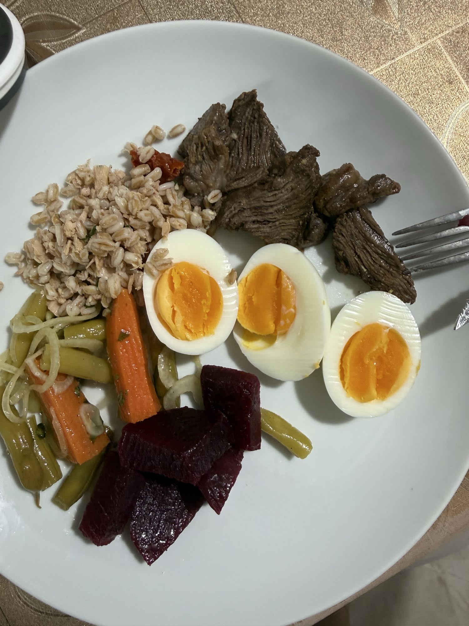 carne com ovo e legumes