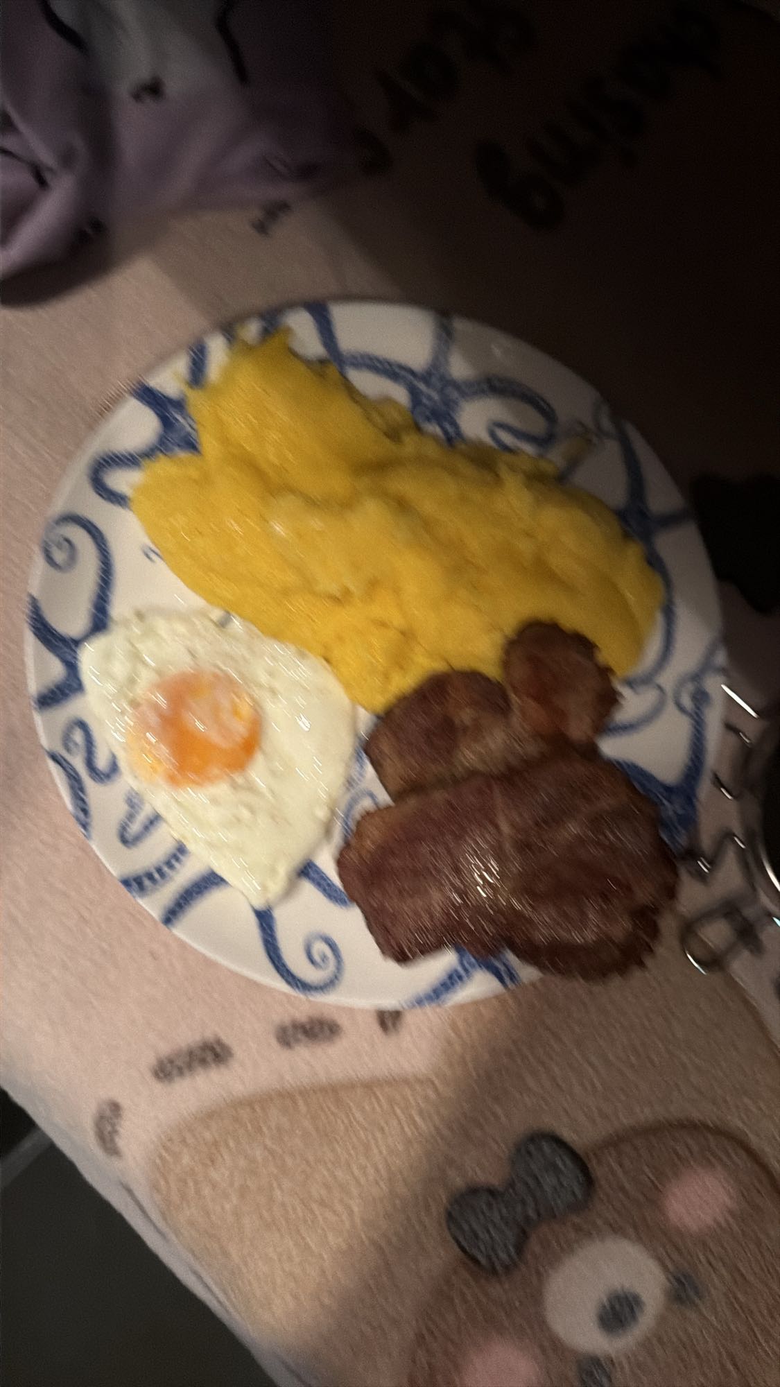 Mamaliga cu ou si carne