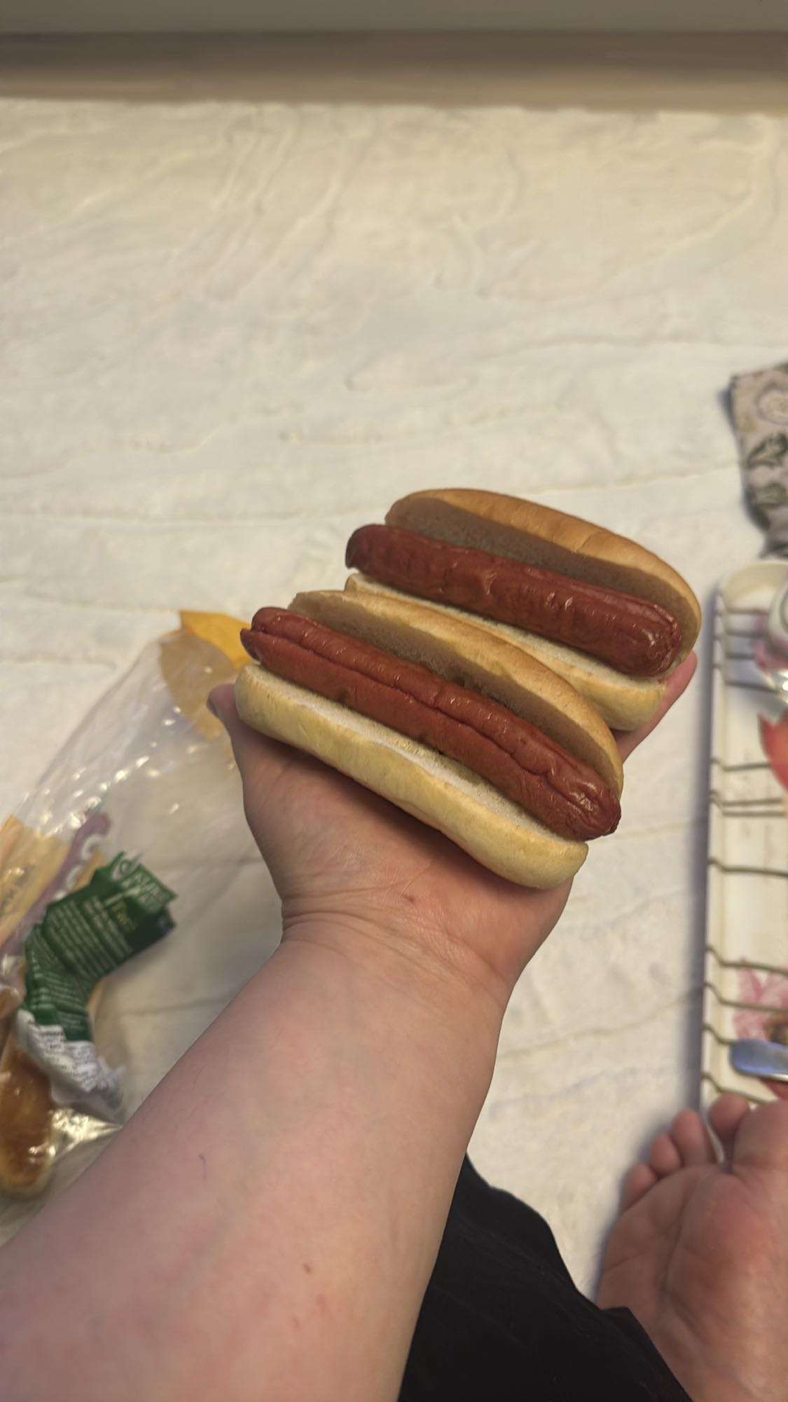 Två varmkorv med bröd