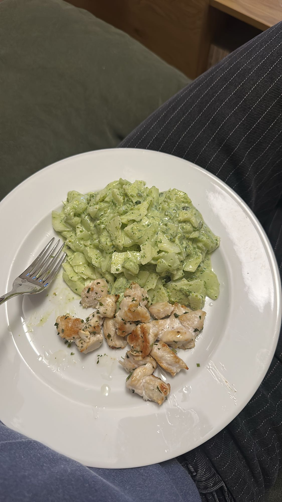 Poulet et salade crémeuse