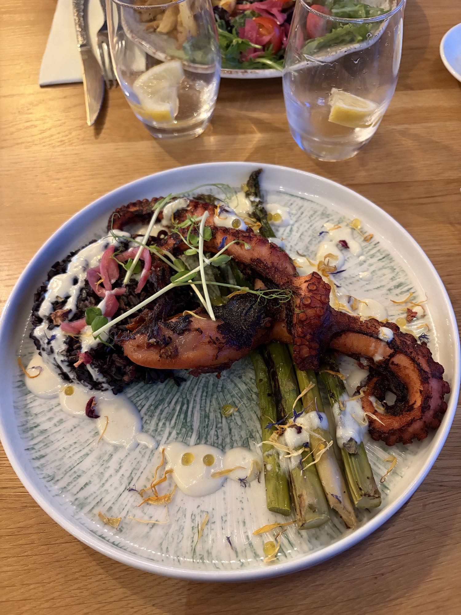 Poulpe grillé au riz noir