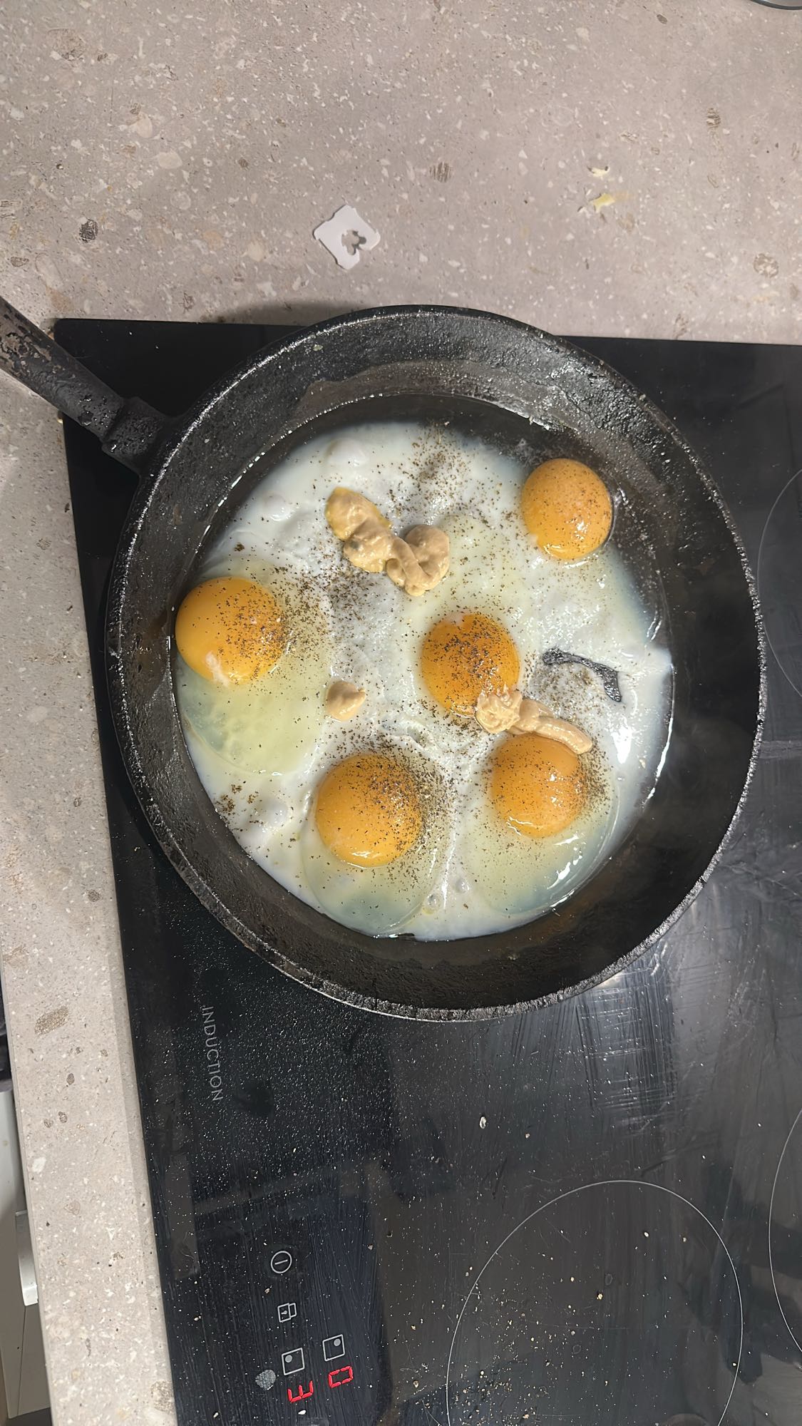 Stekta ägg med senap