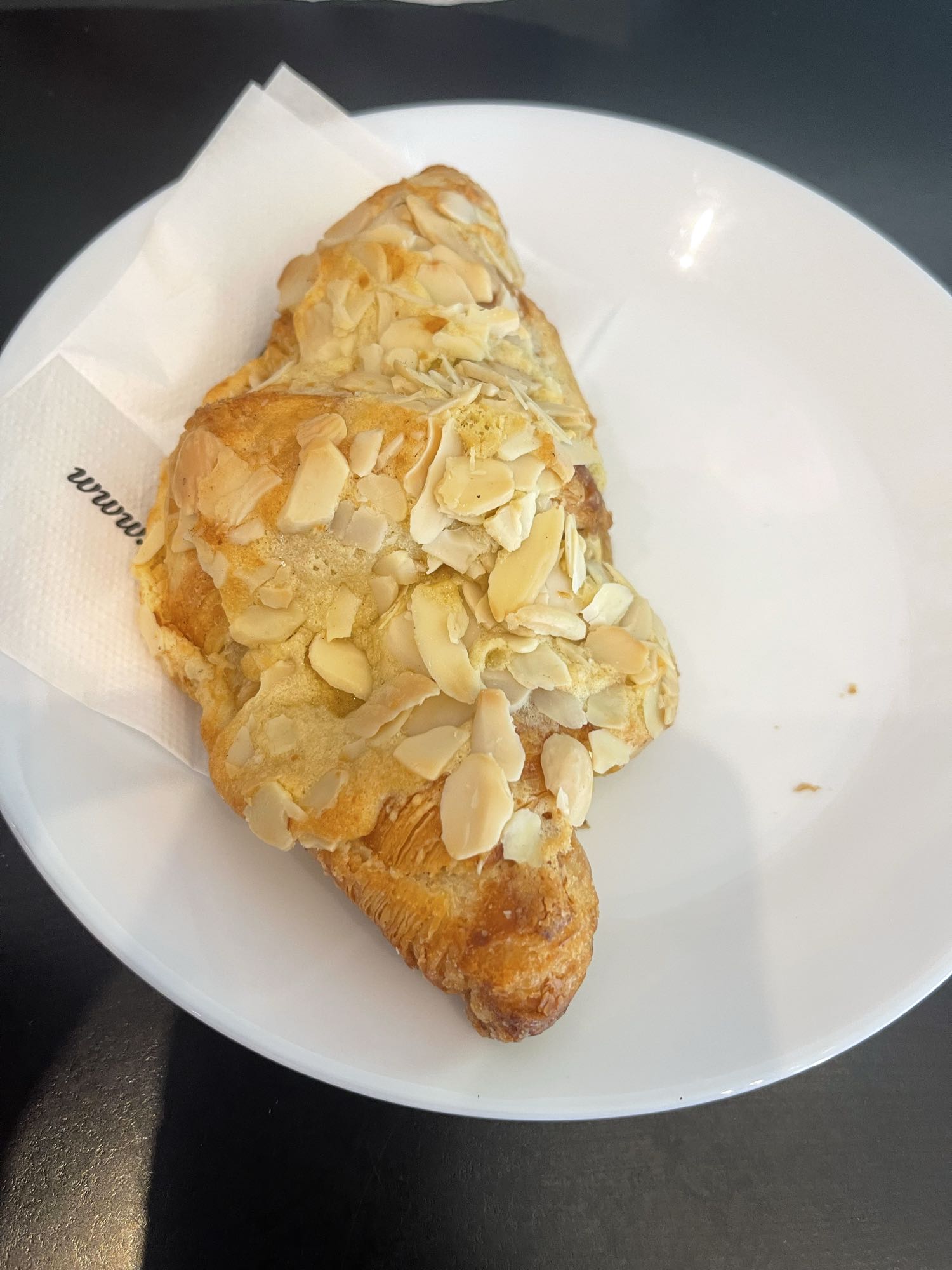 Миндальный круассан