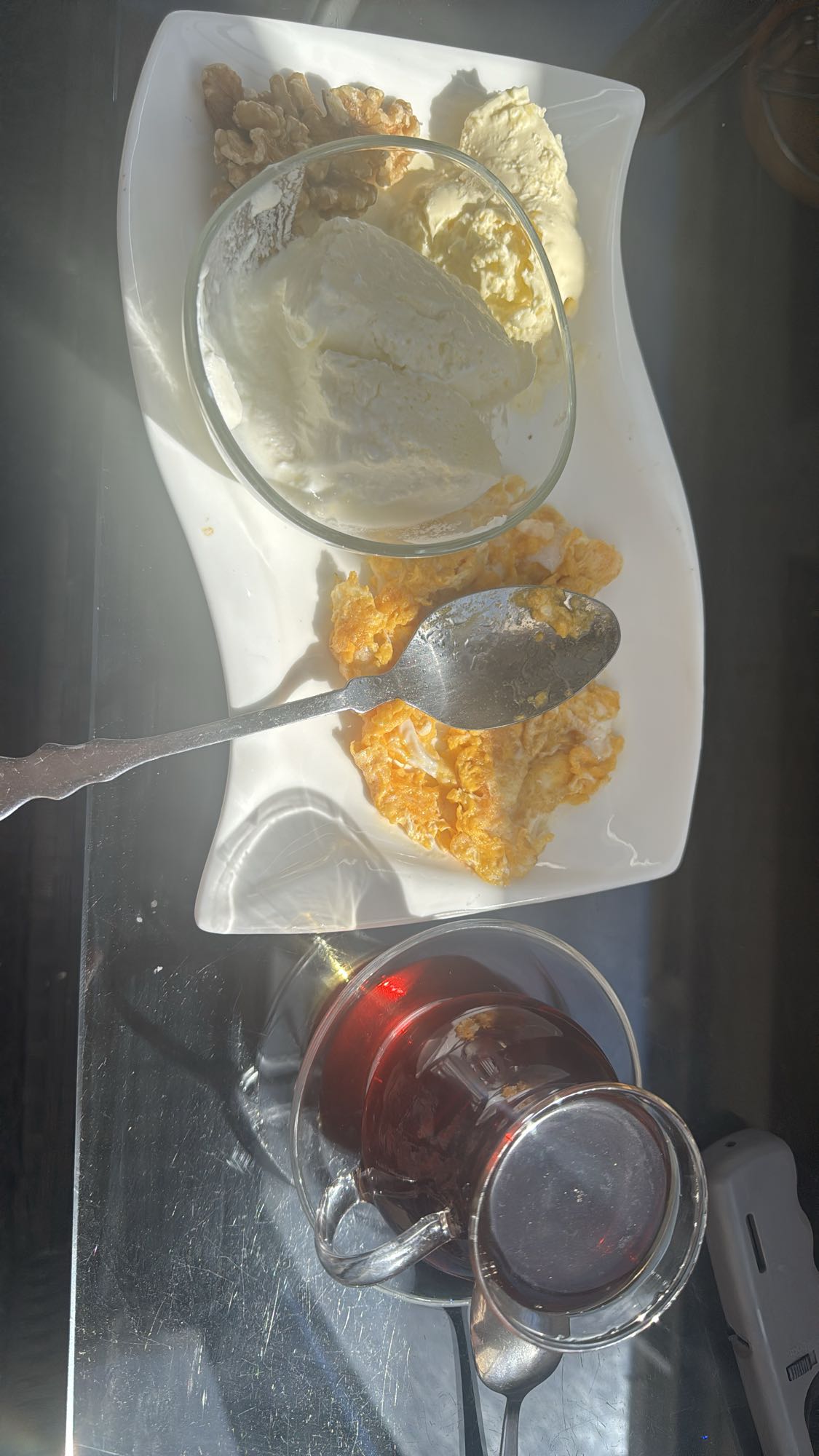 Yoghurt med ägg och valnötter
