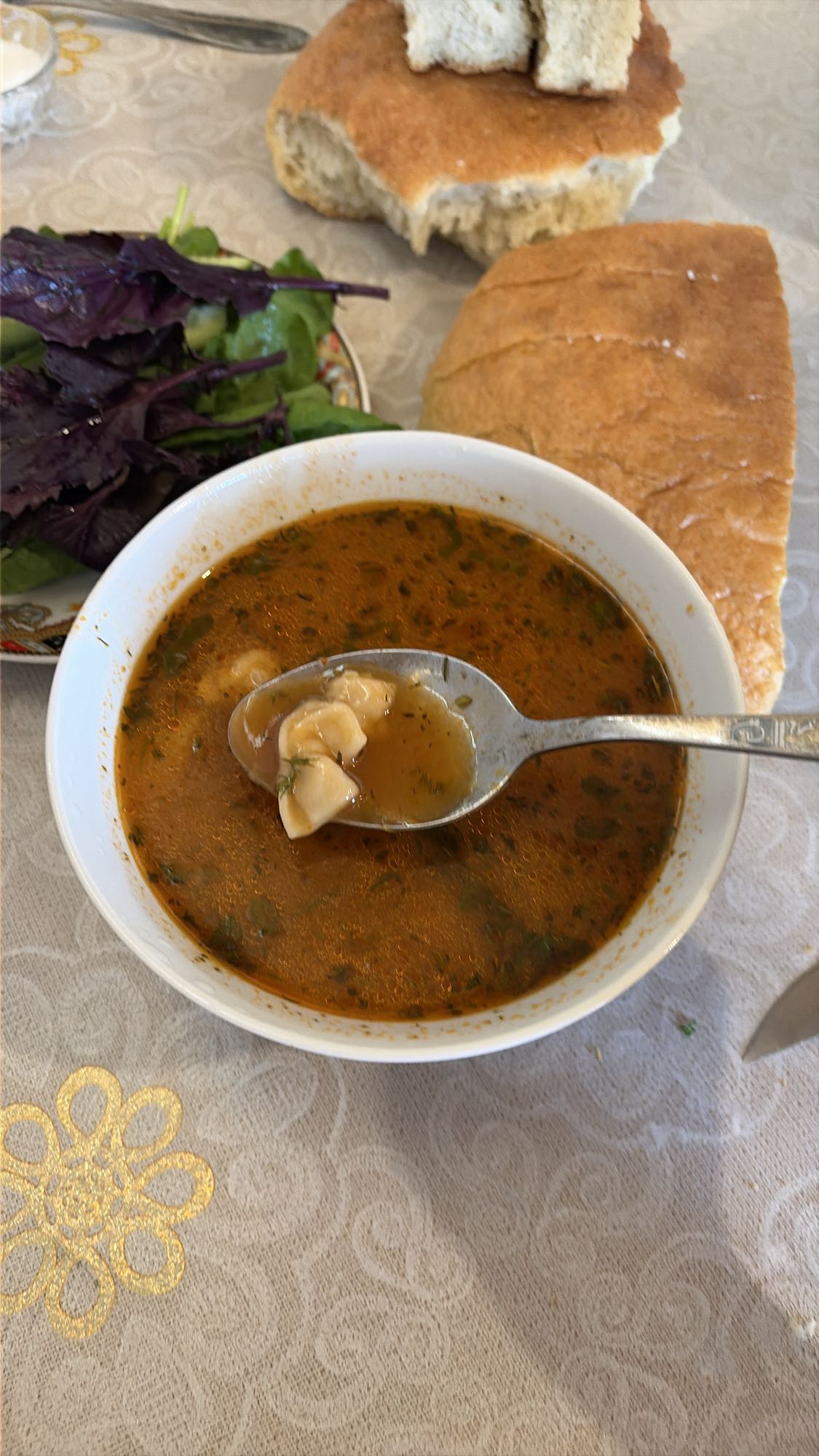 Mantı çorbası ve ekmek