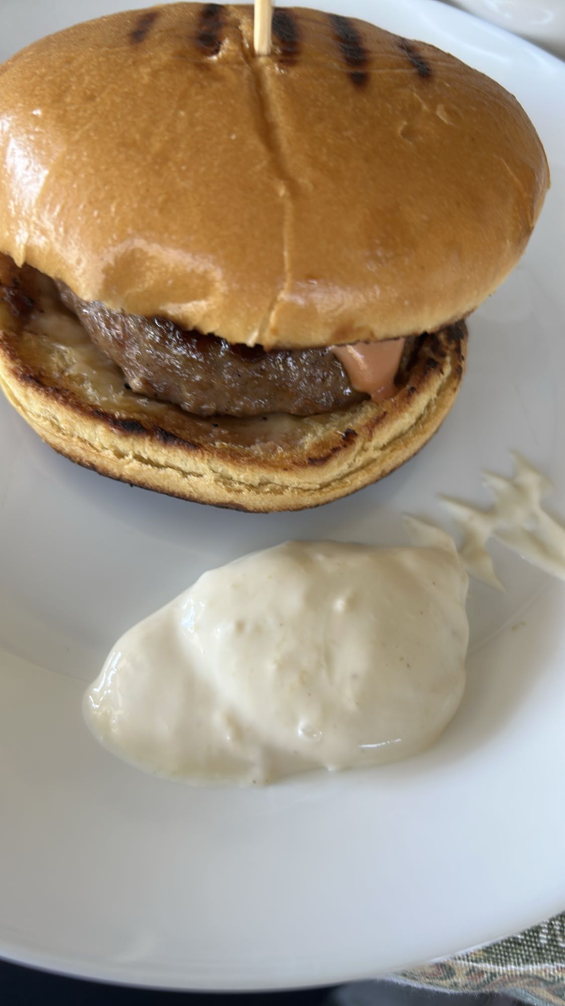 Burger cu sos alb