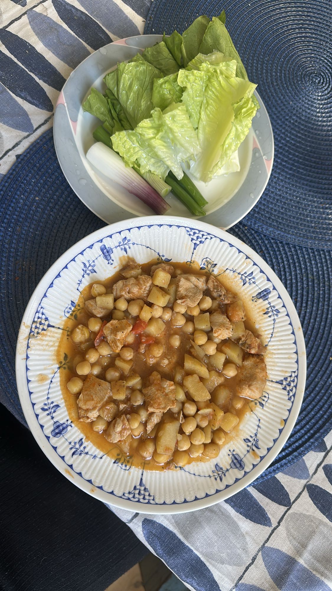 Kycklinggryta med sallad