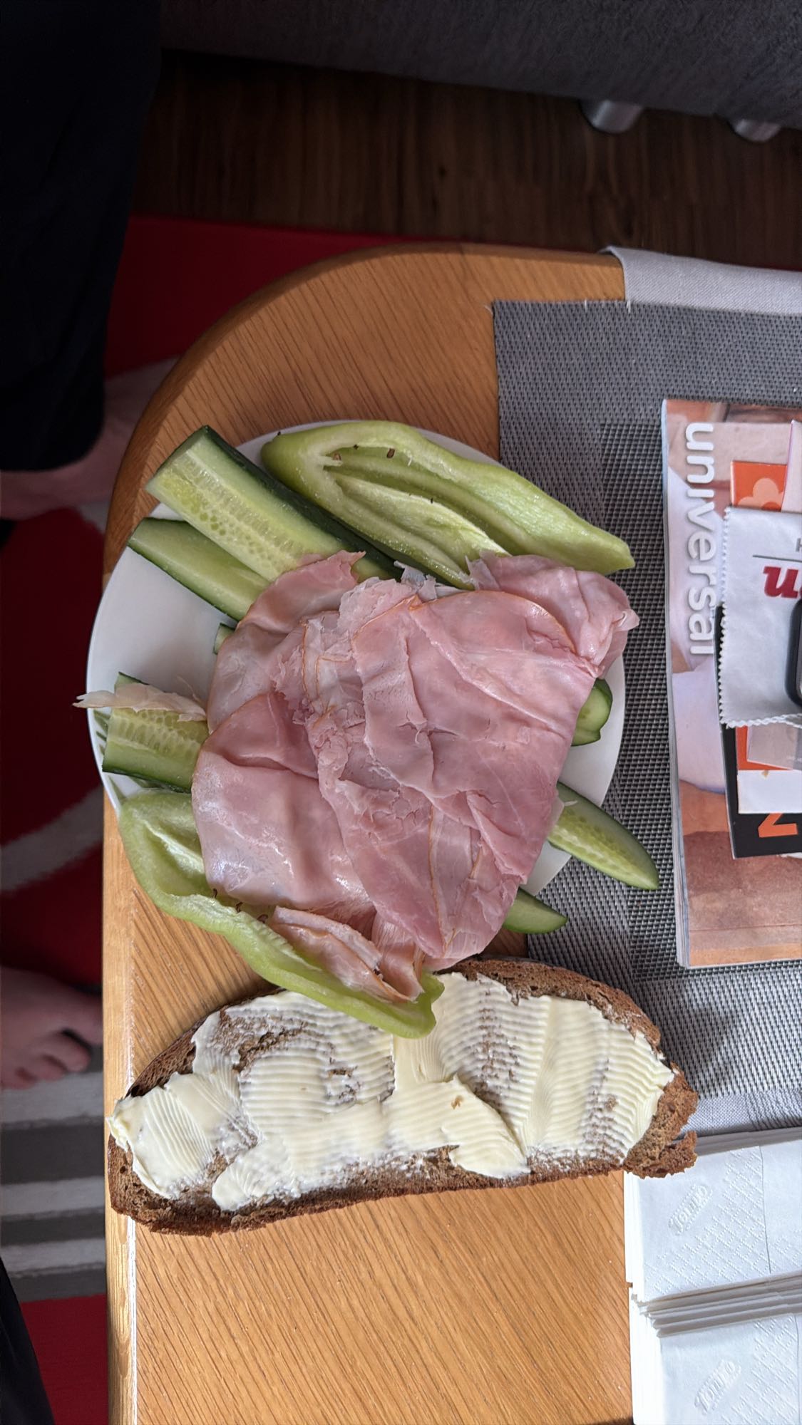 Schinkenbrot mit Gemüse