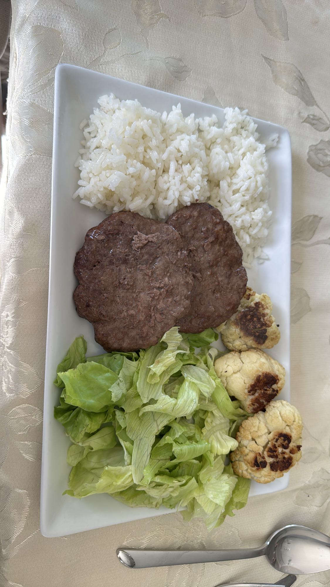 arroz con carne y ensalada