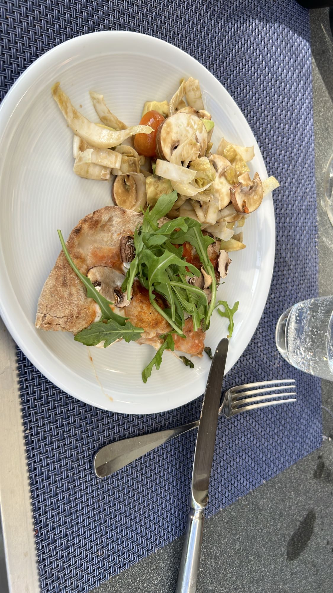 Pilzpizza mit Salat