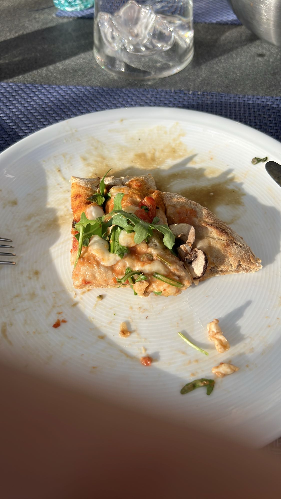 Pizzastück mit Rucola
