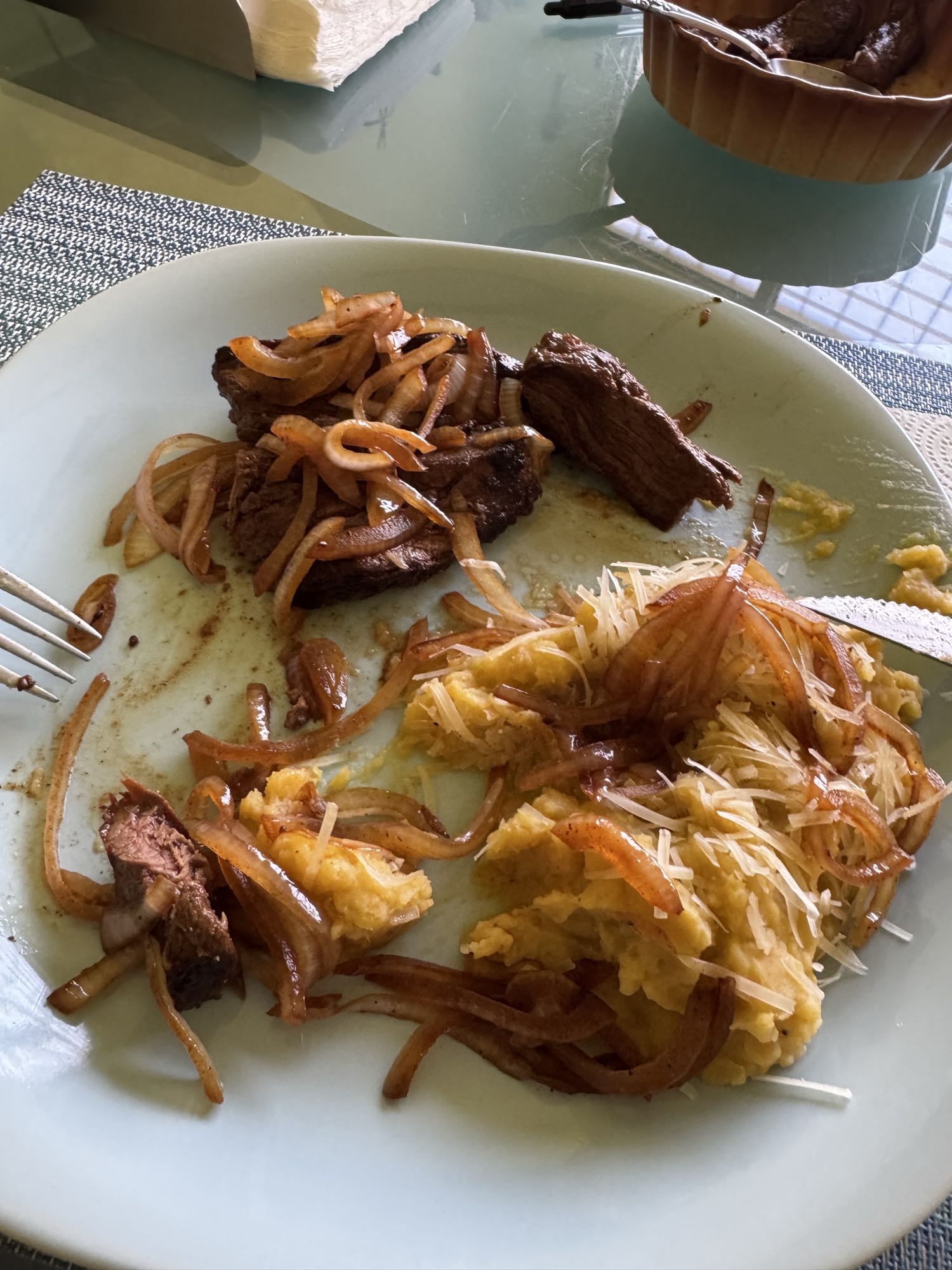 carne con cebolla y huevo