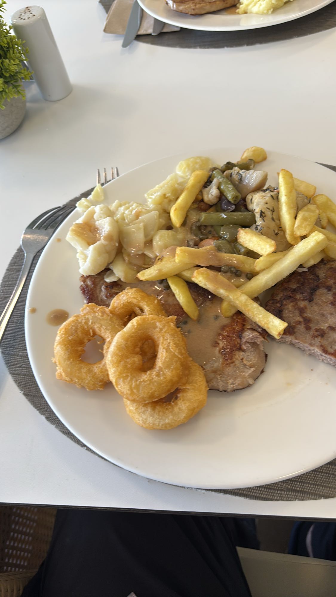 Kjøttmiddag med løkringer