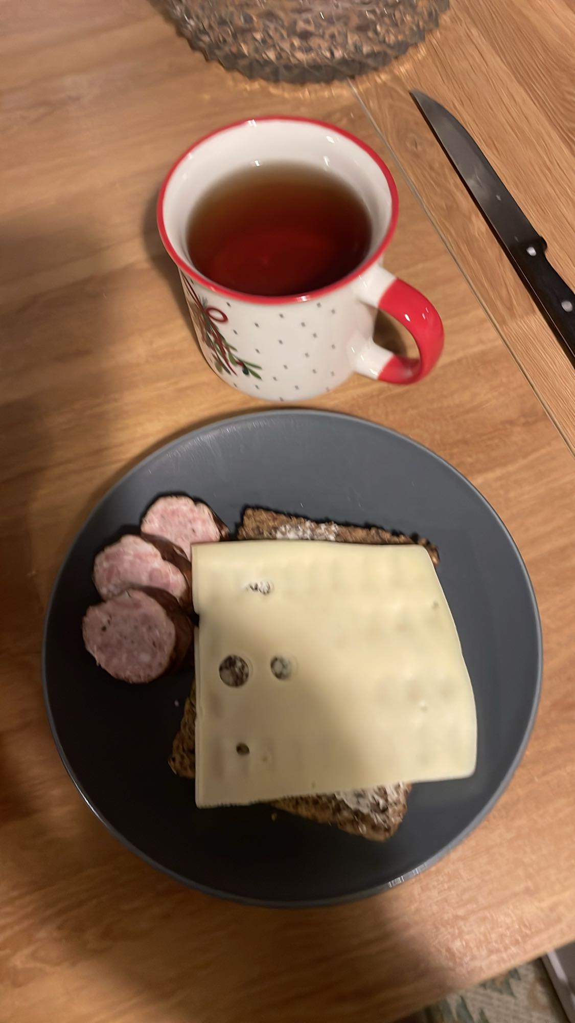 Kanapka z serem i kiełbasą