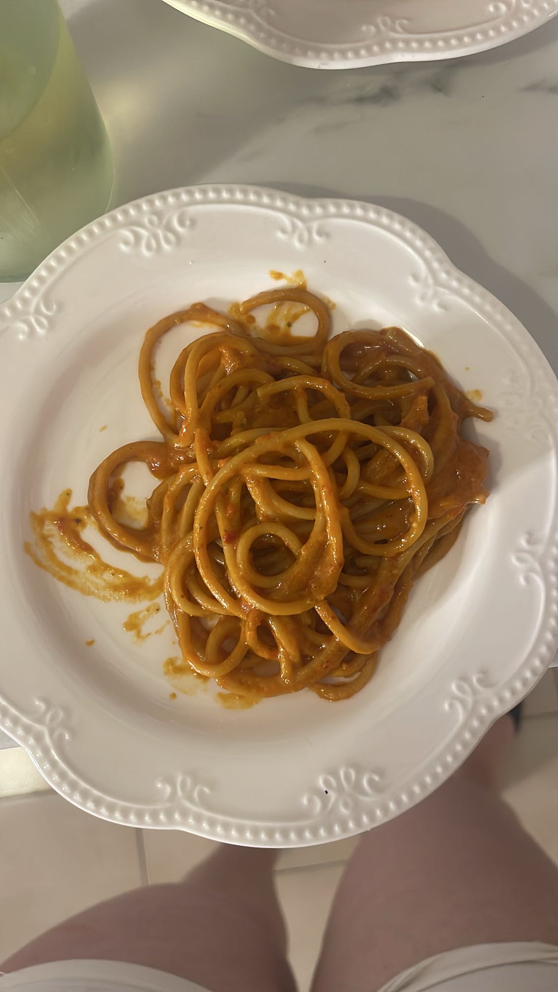 Спагетти с песто, помидором, пеперони и орехами