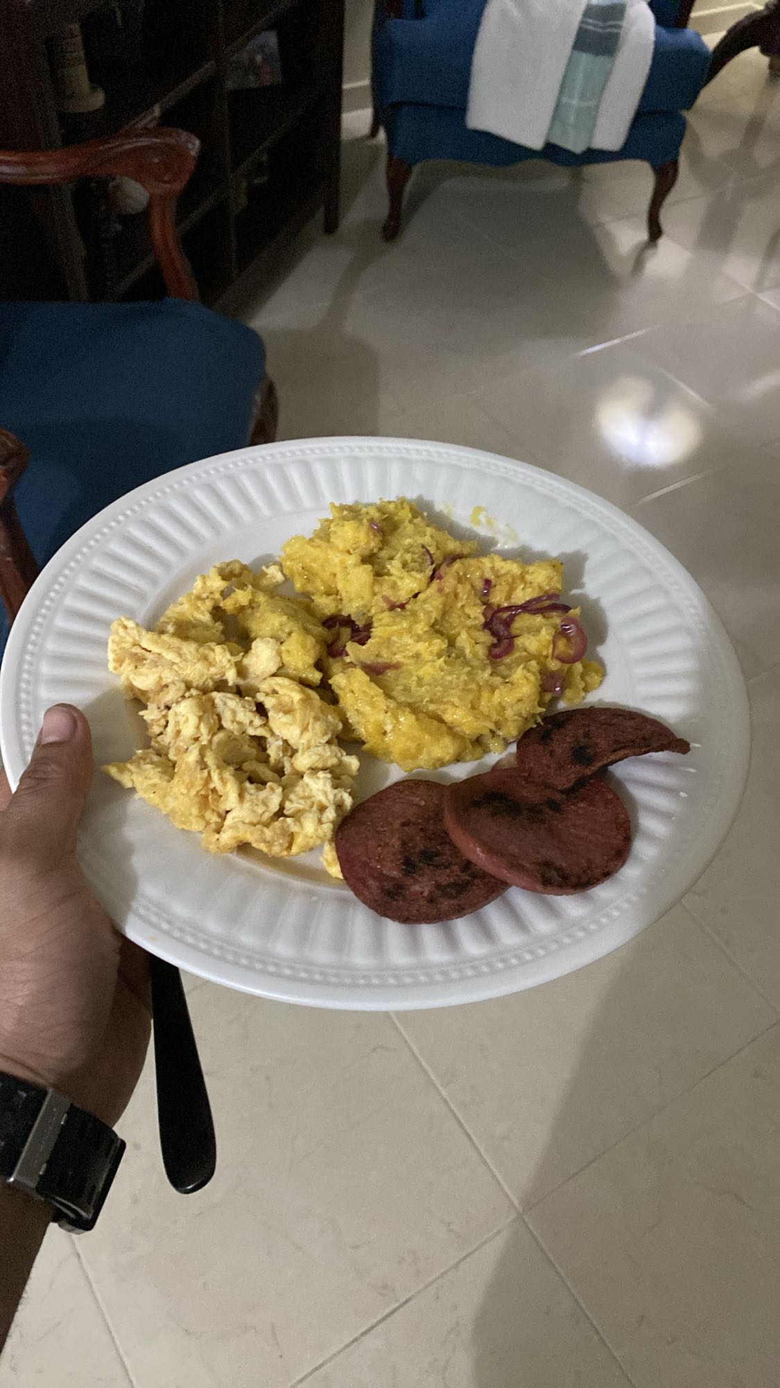 huevos con mangú y salami