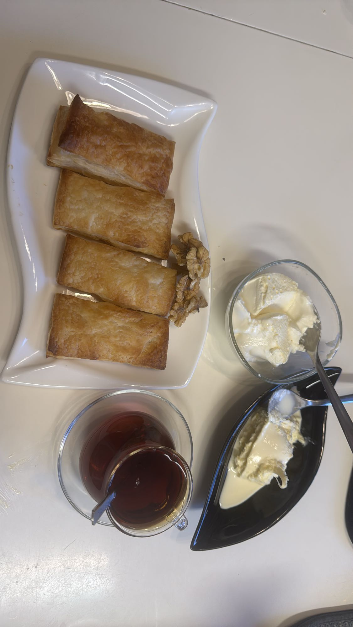 Börek med yoghurt och te
