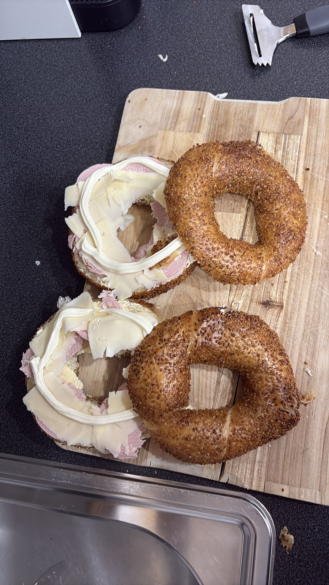 Bagel med ost og skinke