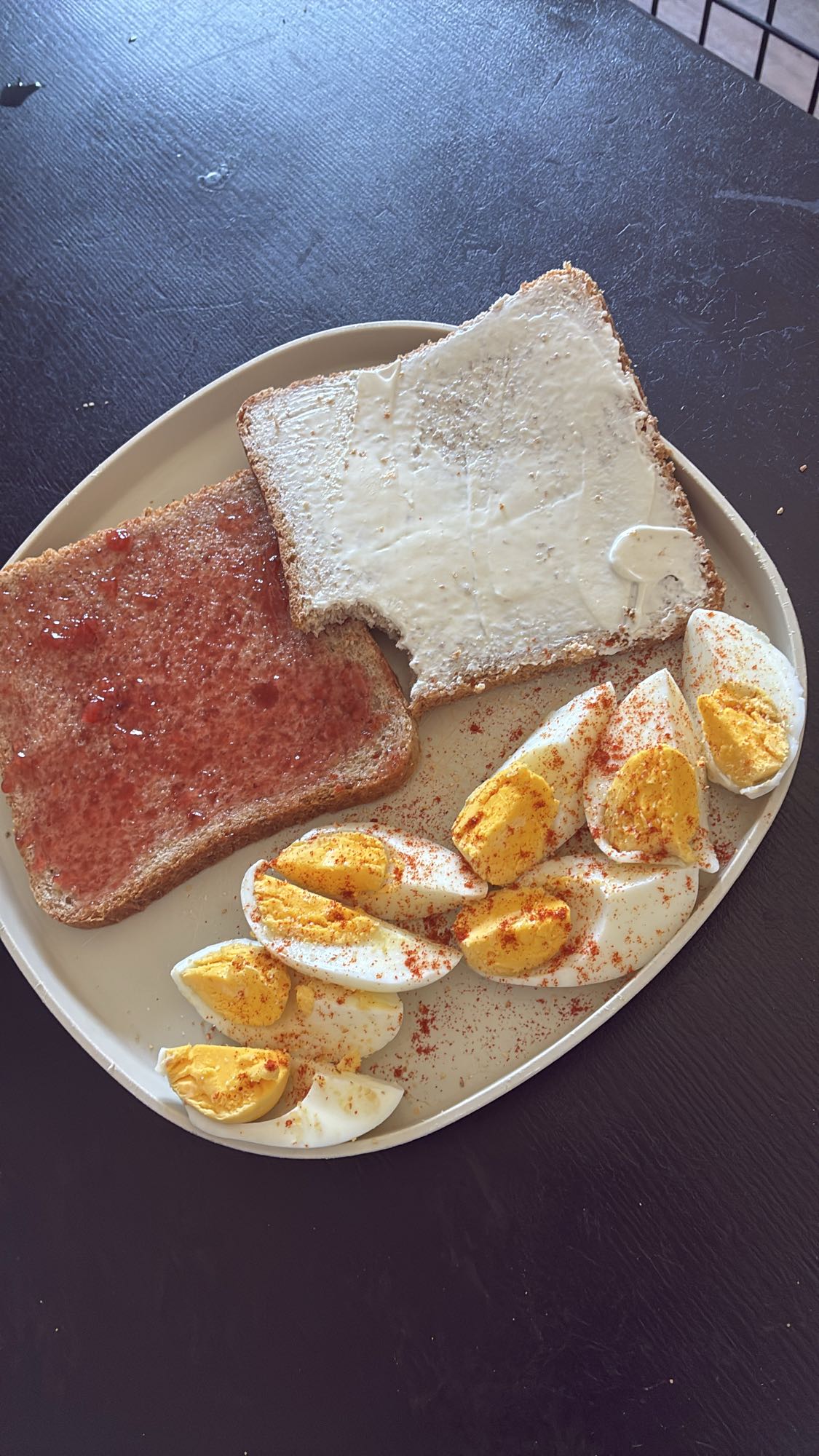 Toast œufs et confiture