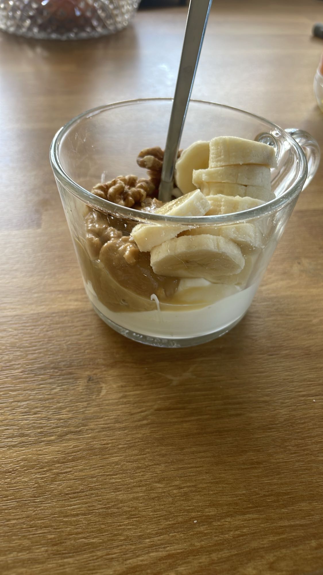 Jogurt z bananem i orzechami