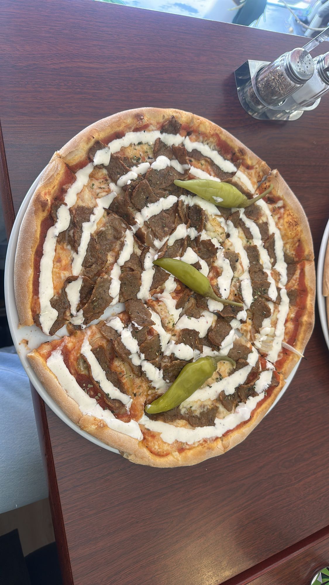 Kebabpizza med sås