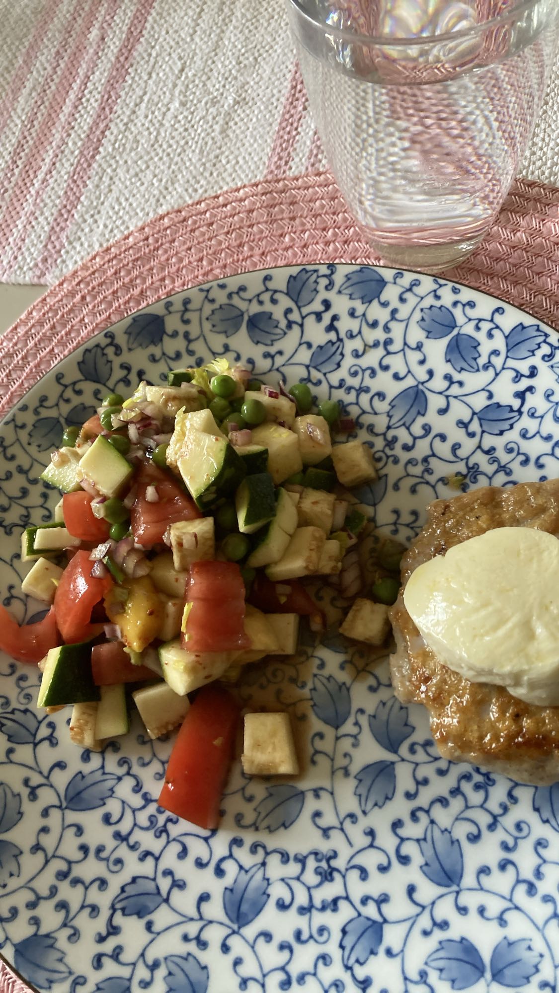 Kyckling med grönsakssallad