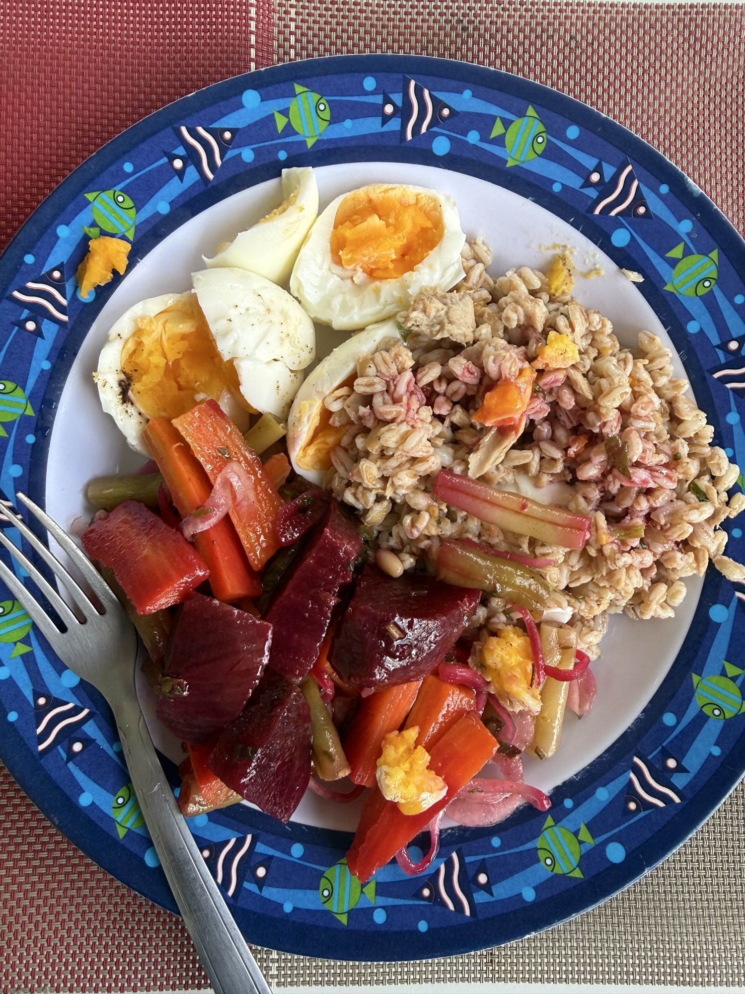 Salada com ovos e cereal