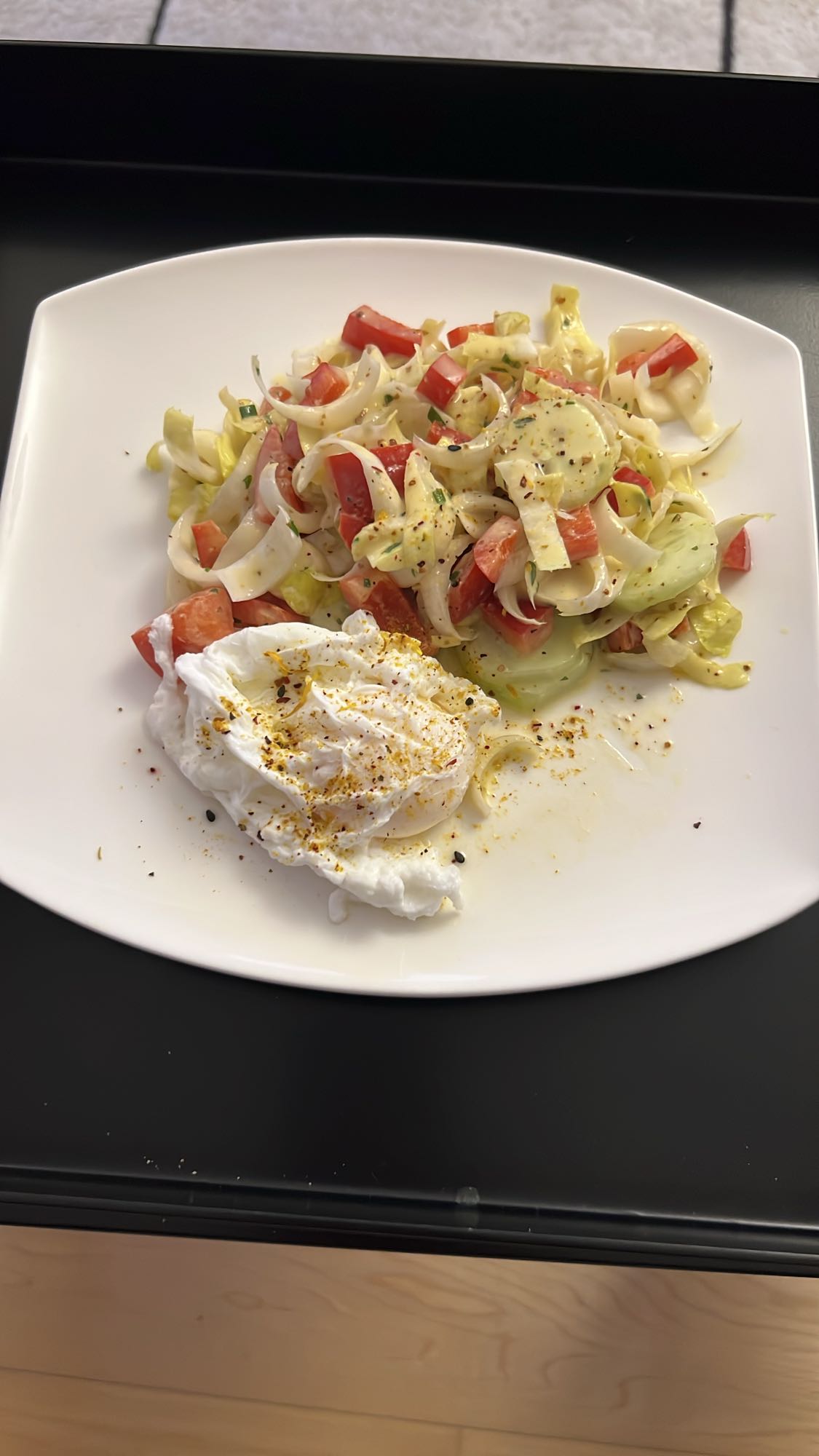 Salat mit pochiertem Ei