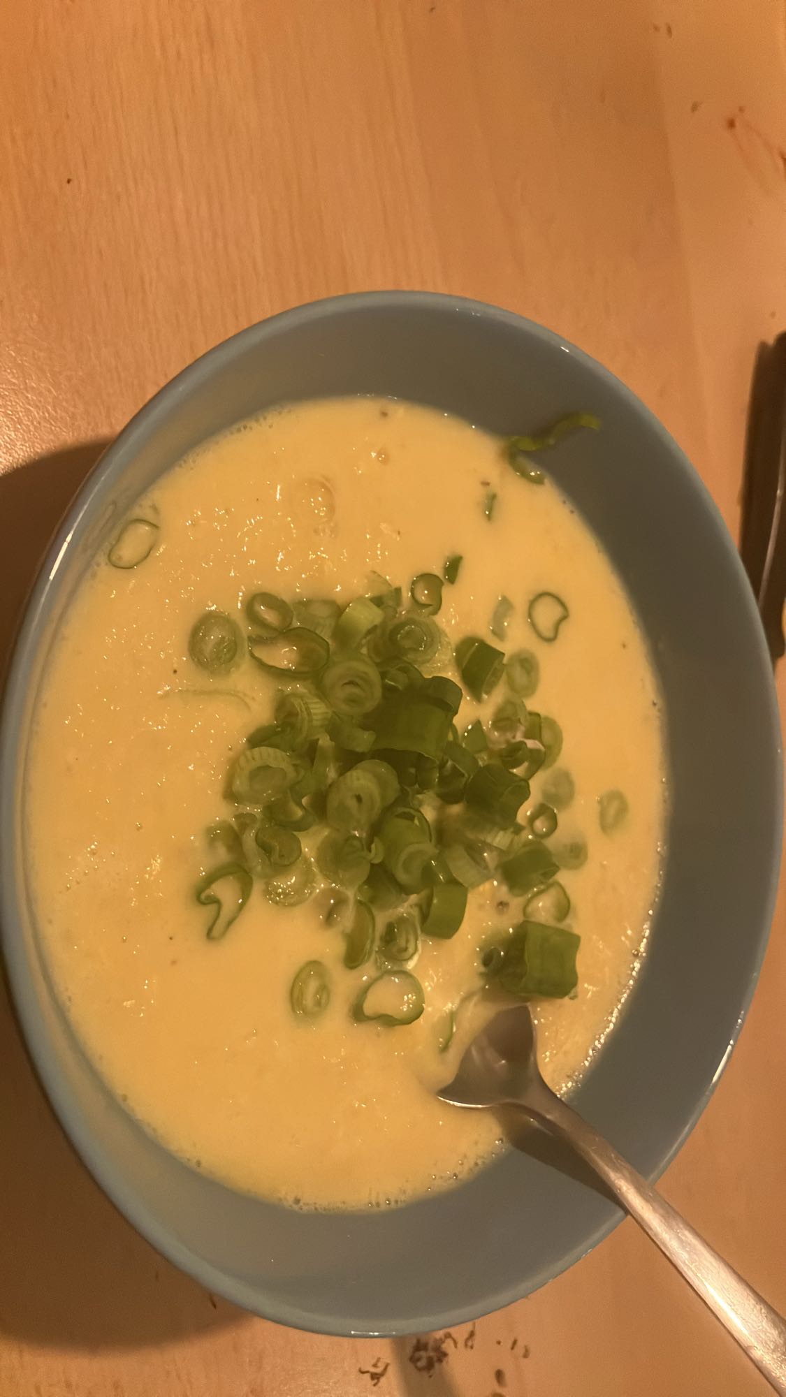 sopa cremosa de milho com frango cozido desfiado