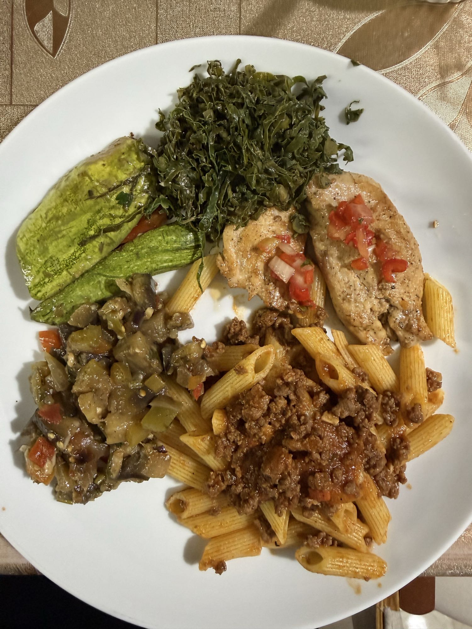 Penne com frango e legumes