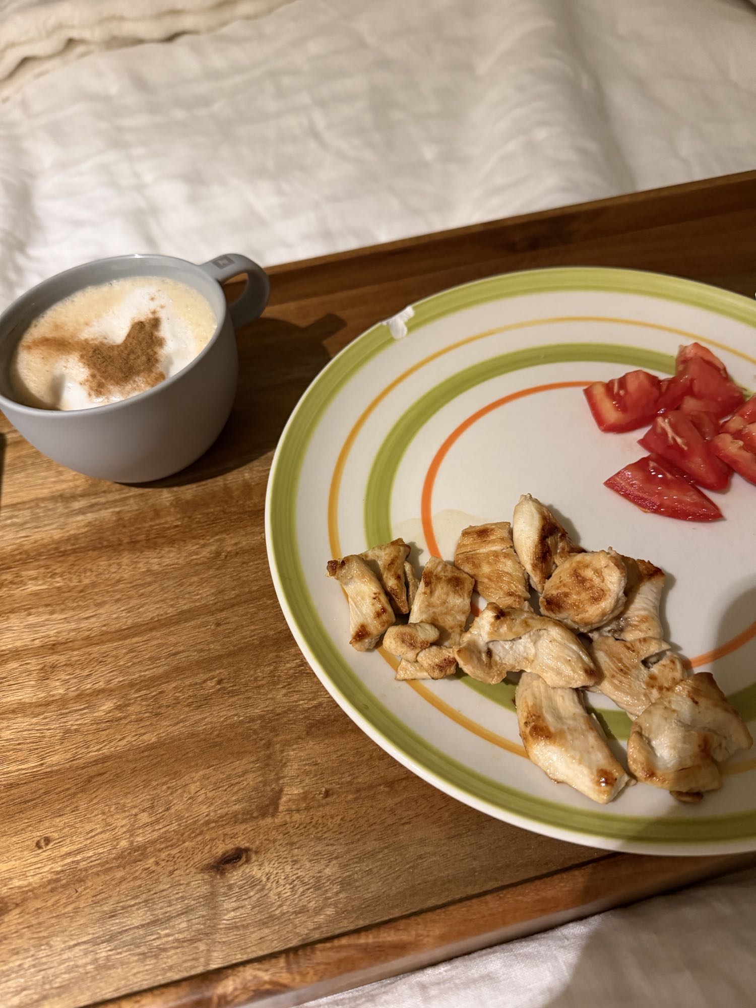 pollo con tomate y café
