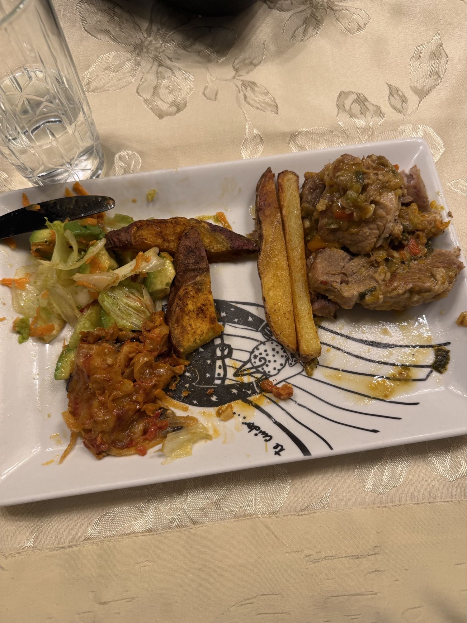 Cerdo con papas al horno y ensalada