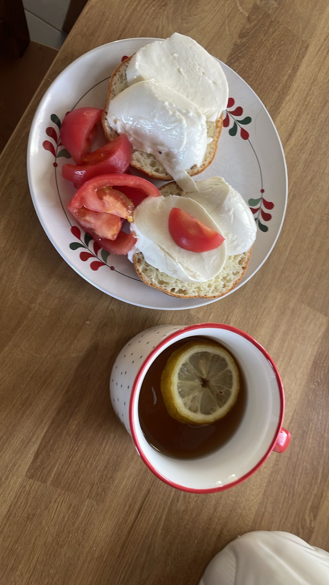 Bułka z mozzarellą i pomidorem