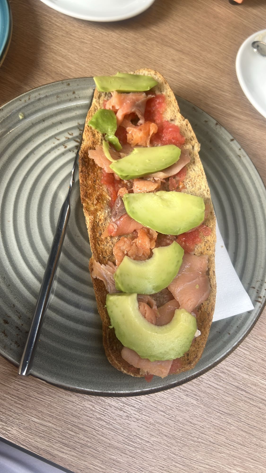tostada con salmón