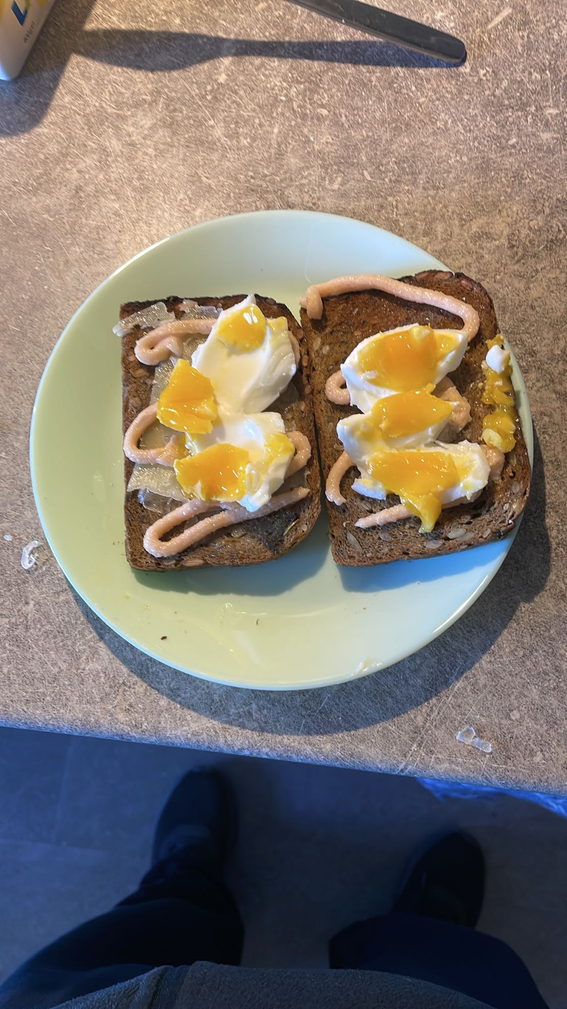 Rostad macka med ägg