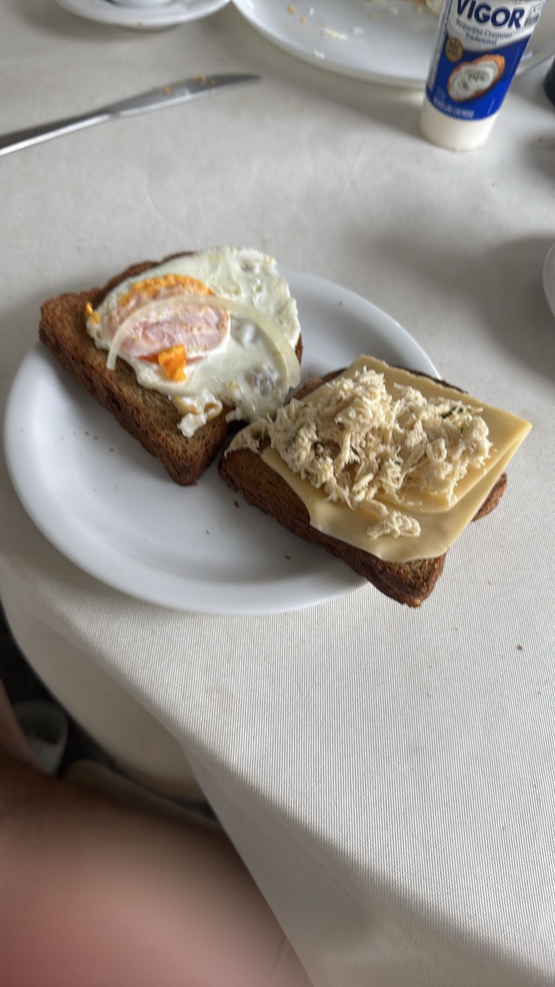 Torradas com ovo e queijo