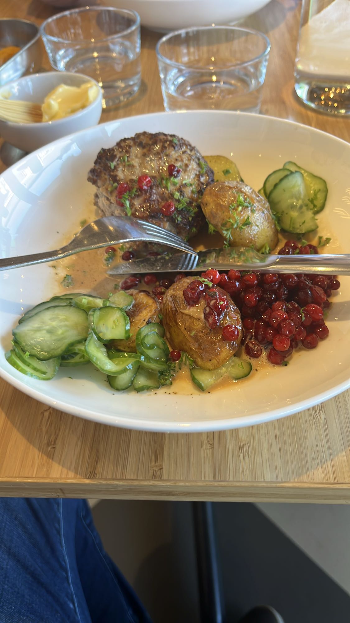 Köttfärsbiff med tillbehör