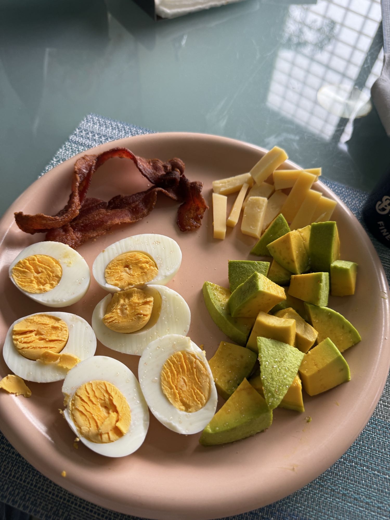 huevos con tocino y aguacate