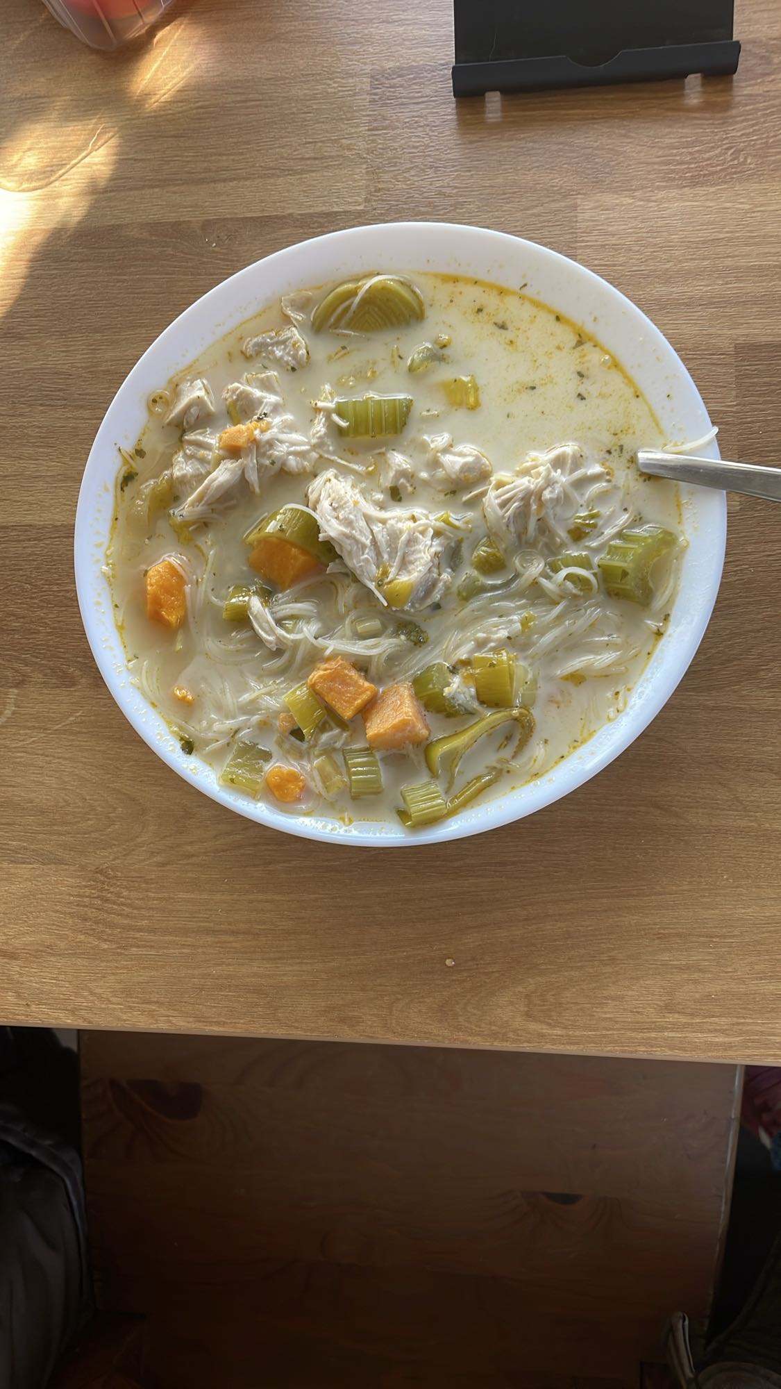 Zupa z kurczakiem, makaronem ryżowym i śmietaną 30%