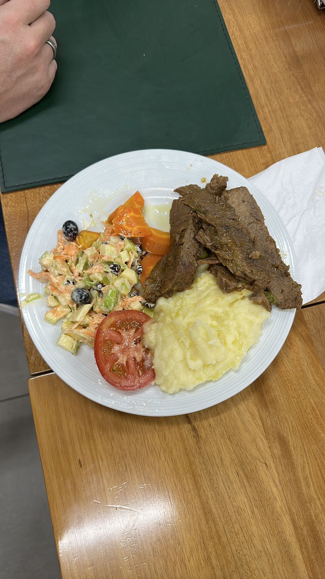Carne com purê e salada