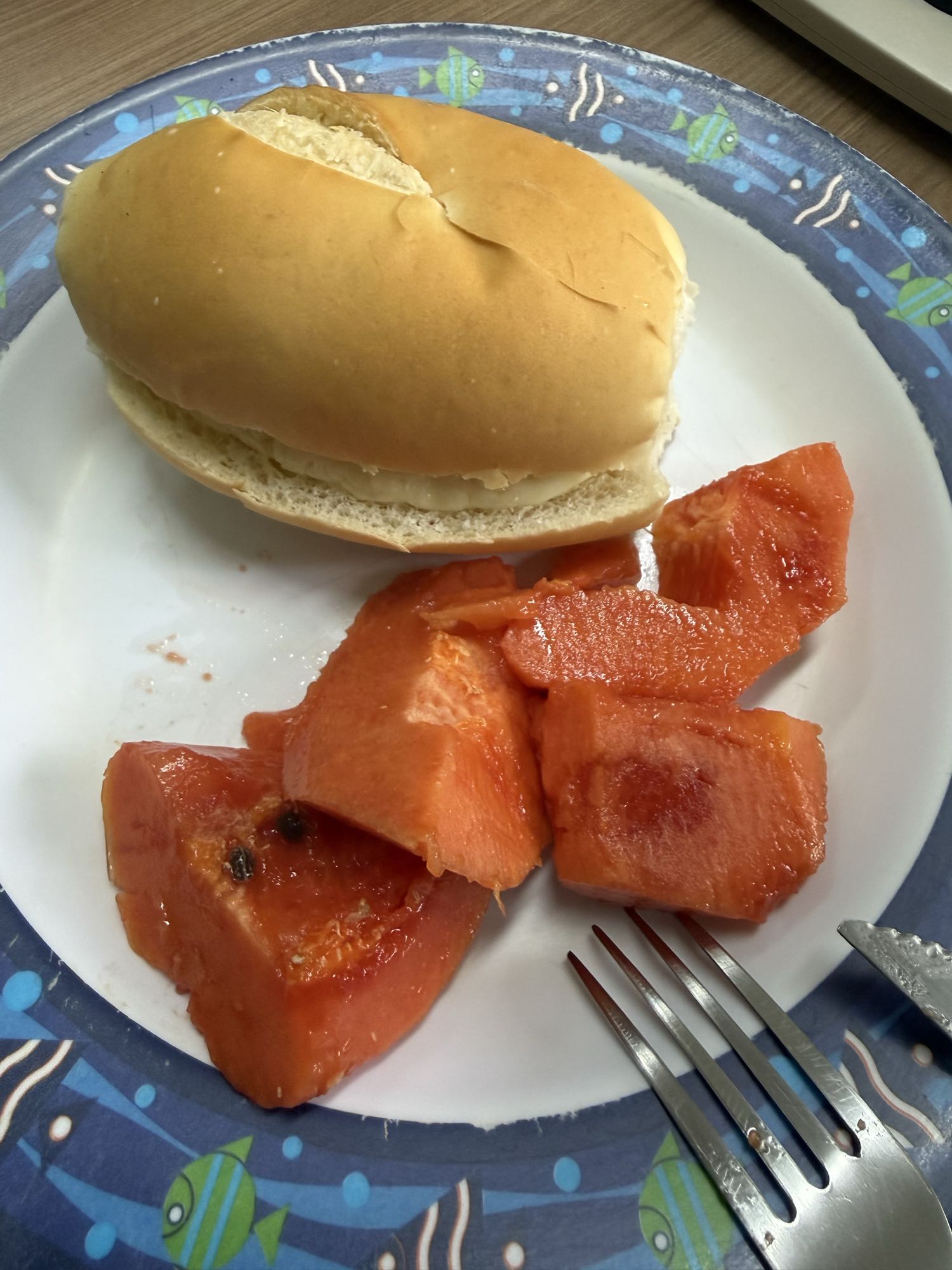 Pão com queijo e mamão