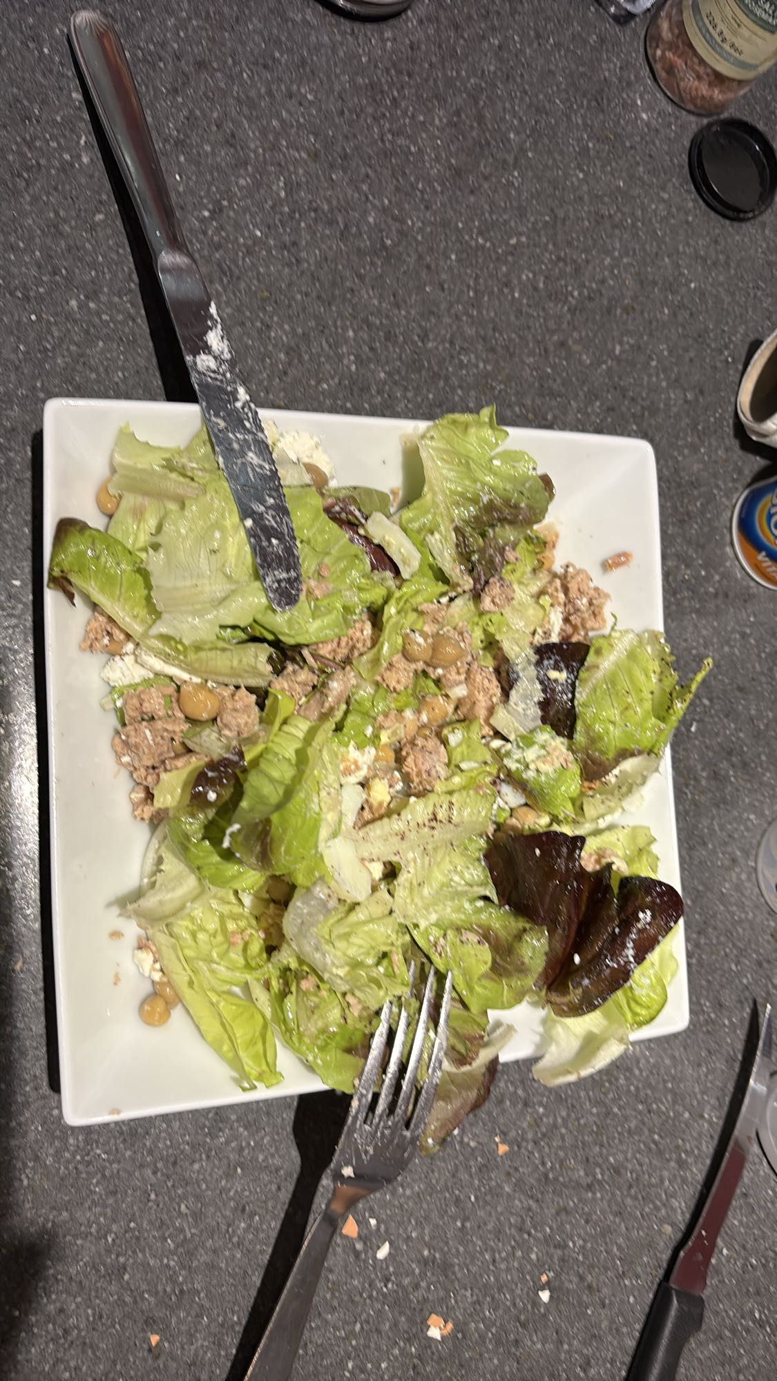Salade au thon, fêta et oeufs