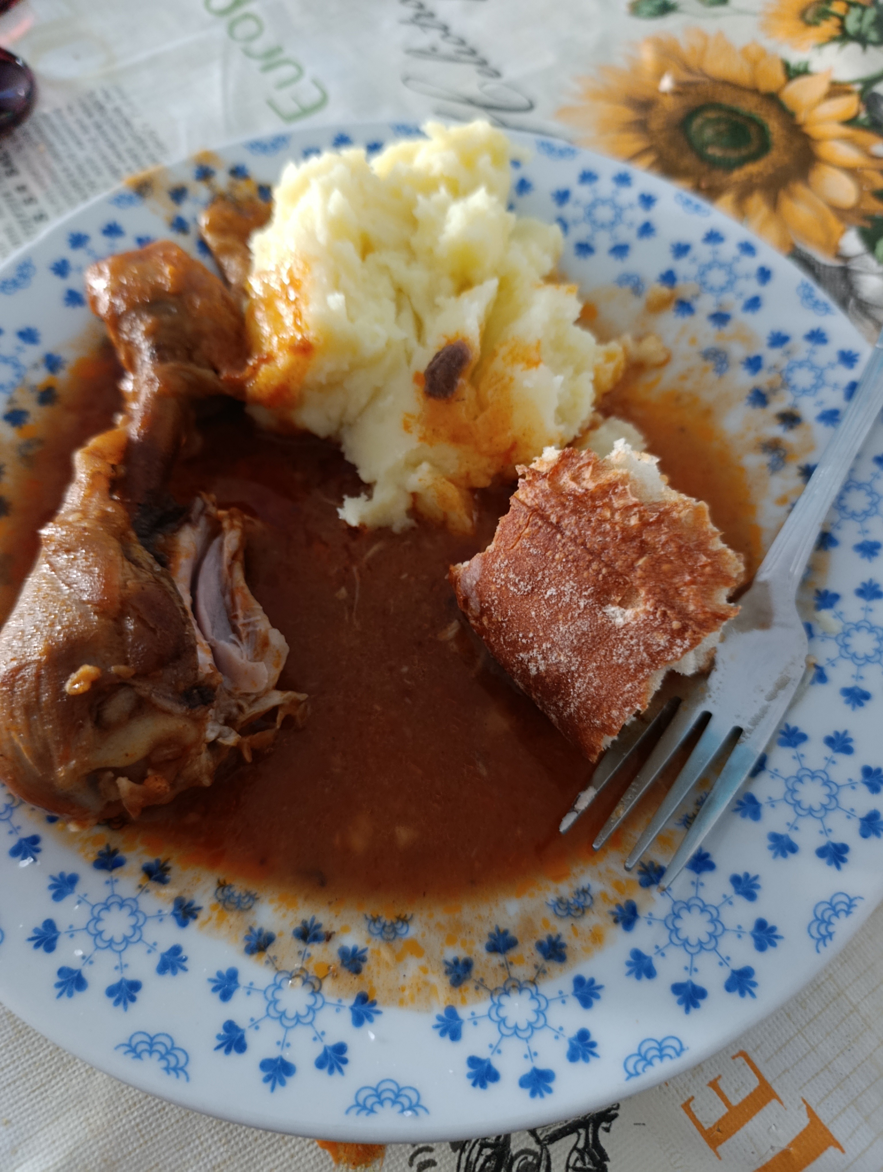 pollo con puré y pan