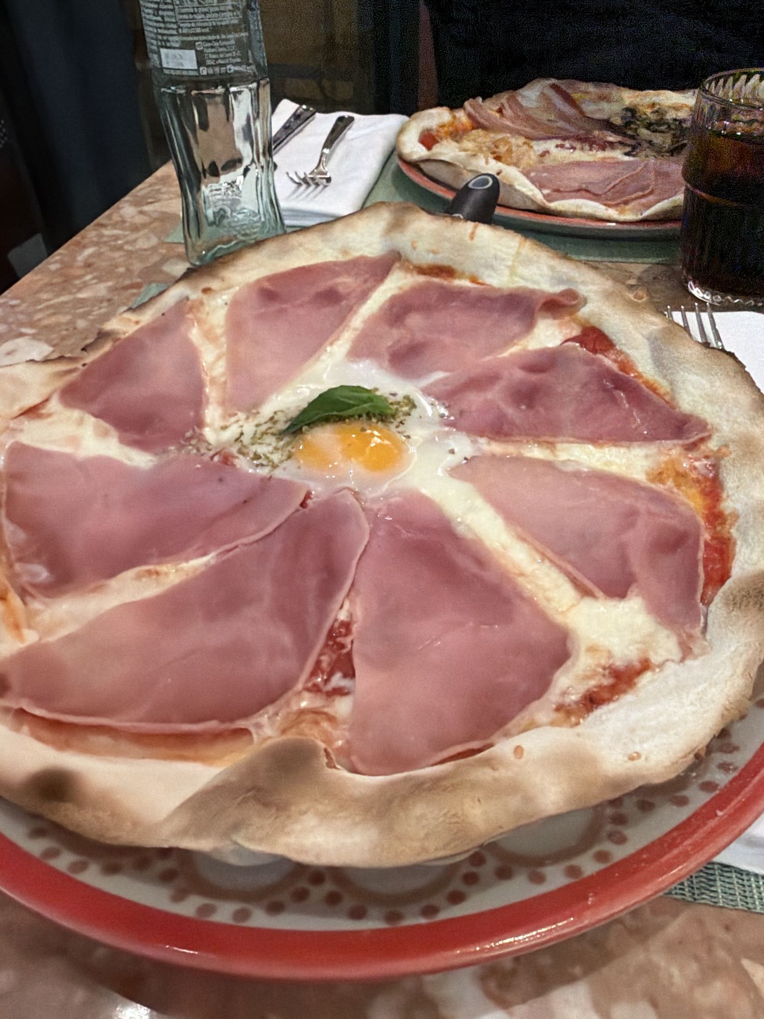 Pizza cu șuncă și ou