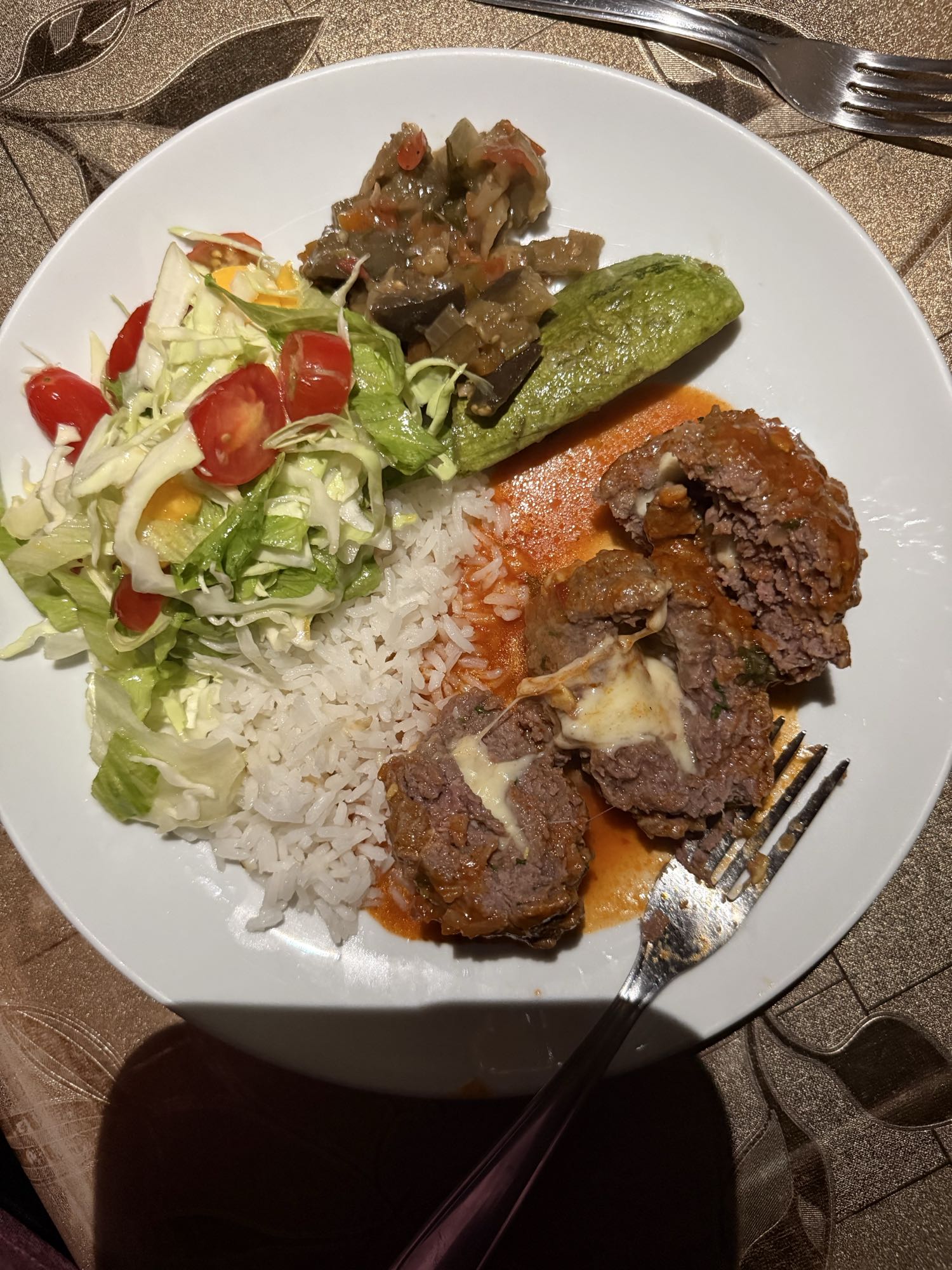 Arroz com carne e salada